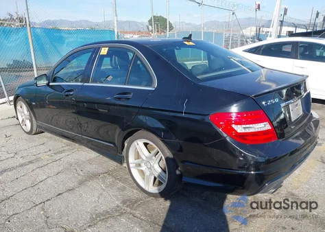 2012 Mercedes-Benz C 250 Sport z USA, uszkodzony, nr VIN WDDGF4HB7CR210806